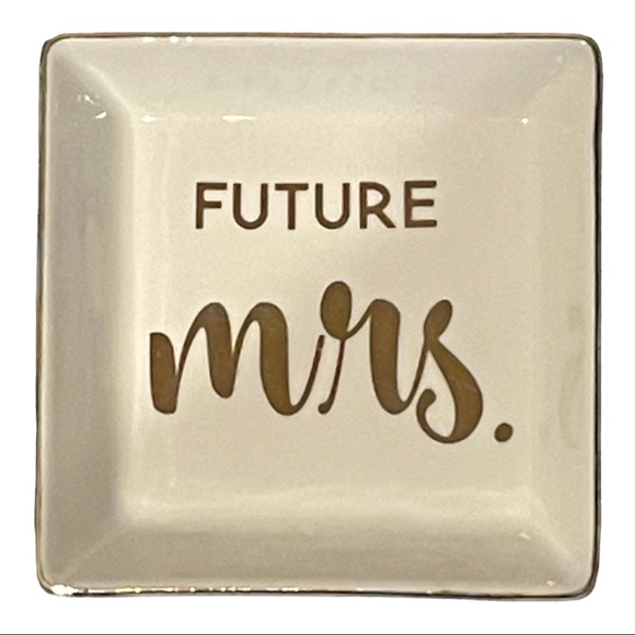 FUTURE Mrs. Jewelry And Ring Holder - Bundle Me! - Picture 3 of 4